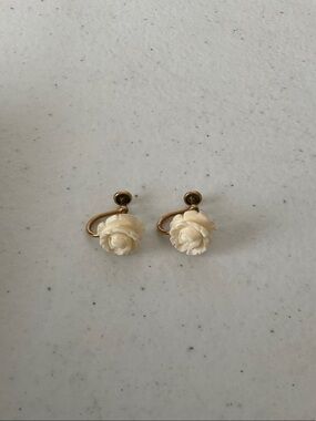 Winard 1/20 12k gf  Cream Rose Screw-on Earrings